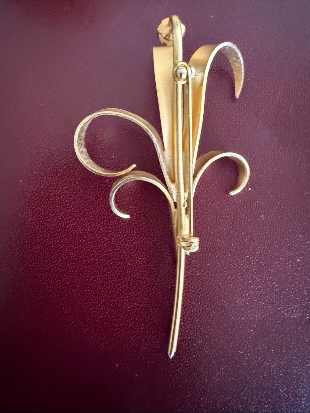 Vintage 1960s Gold-Tone Floral Swirl Brooch with Pearl Accent - Picture 9 of 10